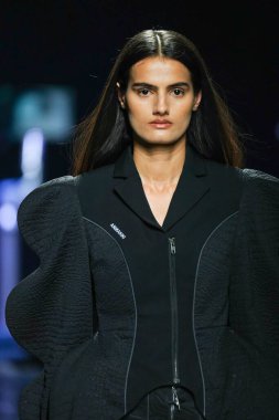 MİLAN, İtalya - 24 Şubat 2022 'de Milano Moda Haftası / Kış 2023' te İtalya 'nın Milano kentinde düzenlenen Annakiki defilesinde bir model podyumda yürüyor..