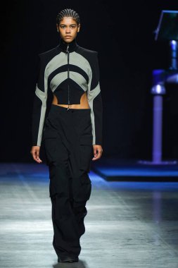 MİLAN, İtalya - 24 Şubat 2022 'de Milano Moda Haftası / Kış 2023' te İtalya 'nın Milano kentinde düzenlenen Annakiki defilesinde bir model podyumda yürüyor..