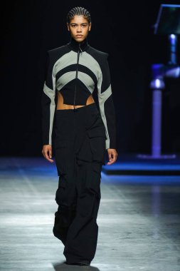 MİLAN, İtalya - 24 Şubat 2022 'de Milano Moda Haftası / Kış 2023' te İtalya 'nın Milano kentinde düzenlenen Annakiki defilesinde bir model podyumda yürüyor..