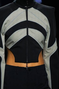 MİLAN, İtalya - 24 Şubat 2022 'de Milano Moda Haftası / Kış 2023' te İtalya 'nın Milano kentinde düzenlenen Annakiki defilesinde bir model podyumda yürüyor..