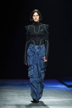 MİLAN, İtalya - 24 Şubat 2022 'de Milano Moda Haftası / Kış 2023' te İtalya 'nın Milano kentinde düzenlenen Annakiki defilesinde bir model podyumda yürüyor..