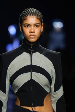 MİLAN, İtalya - 24 Şubat 2022 'de Milano Moda Haftası / Kış 2023' te İtalya 'nın Milano kentinde düzenlenen Annakiki defilesinde bir model podyumda yürüyor..