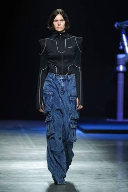 MİLAN, İtalya - 24 Şubat 2022 'de Milano Moda Haftası / Kış 2023' te İtalya 'nın Milano kentinde düzenlenen Annakiki defilesinde bir model podyumda yürüyor..