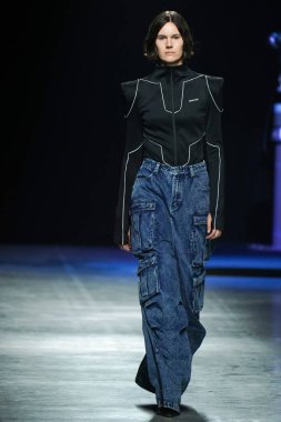 MİLAN, İtalya - 24 Şubat 2022 'de Milano Moda Haftası / Kış 2023' te İtalya 'nın Milano kentinde düzenlenen Annakiki defilesinde bir model podyumda yürüyor..