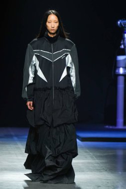 MİLAN, İtalya - 24 Şubat 2022 'de Milano Moda Haftası / Kış 2023' te İtalya 'nın Milano kentinde düzenlenen Annakiki defilesinde bir model podyumda yürüyor..