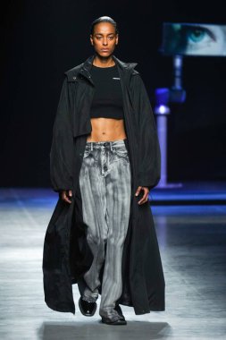 MİLAN, İtalya - 24 Şubat 2022 'de Milano Moda Haftası / Kış 2023' te İtalya 'nın Milano kentinde düzenlenen Annakiki defilesinde bir model podyumda yürüyor..