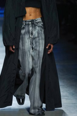 MİLAN, İtalya - 24 Şubat 2022 'de Milano Moda Haftası / Kış 2023' te İtalya 'nın Milano kentinde düzenlenen Annakiki defilesinde bir model podyumda yürüyor..