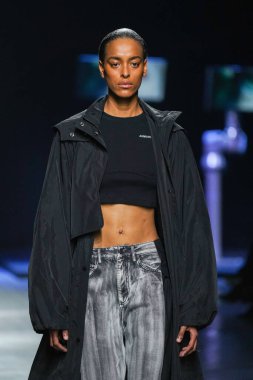 MİLAN, İtalya - 24 Şubat 2022 'de Milano Moda Haftası / Kış 2023' te İtalya 'nın Milano kentinde düzenlenen Annakiki defilesinde bir model podyumda yürüyor..