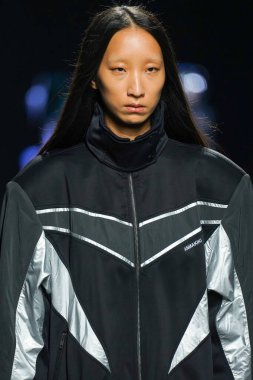 MİLAN, İtalya - 24 Şubat 2022 'de Milano Moda Haftası / Kış 2023' te İtalya 'nın Milano kentinde düzenlenen Annakiki defilesinde bir model podyumda yürüyor..