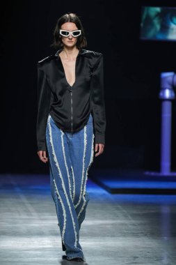 MİLAN, İtalya - 24 Şubat 2022 'de Milano Moda Haftası / Kış 2023' te İtalya 'nın Milano kentinde düzenlenen Annakiki defilesinde bir model podyumda yürüyor..