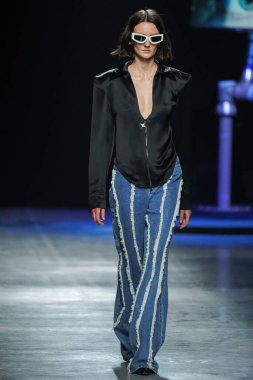 MİLAN, İtalya - 24 Şubat 2022 'de Milano Moda Haftası / Kış 2023' te İtalya 'nın Milano kentinde düzenlenen Annakiki defilesinde bir model podyumda yürüyor..