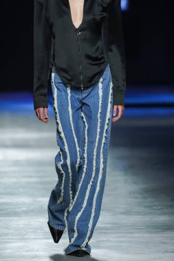 MİLAN, İtalya - 24 Şubat 2022 'de Milano Moda Haftası / Kış 2023' te İtalya 'nın Milano kentinde düzenlenen Annakiki defilesinde bir model podyumda yürüyor..