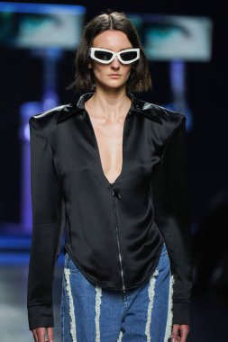 MİLAN, İtalya - 24 Şubat 2022 'de Milano Moda Haftası / Kış 2023' te İtalya 'nın Milano kentinde düzenlenen Annakiki defilesinde bir model podyumda yürüyor..