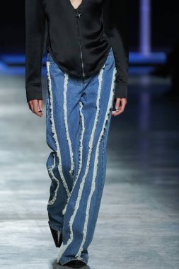 MİLAN, İtalya - 24 Şubat 2022 'de Milano Moda Haftası / Kış 2023' te İtalya 'nın Milano kentinde düzenlenen Annakiki defilesinde bir model podyumda yürüyor..