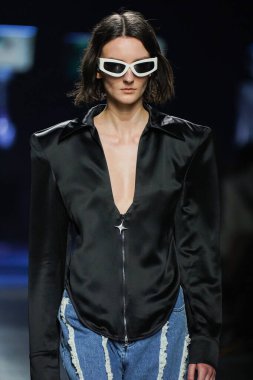 MİLAN, İtalya - 24 Şubat 2022 'de Milano Moda Haftası / Kış 2023' te İtalya 'nın Milano kentinde düzenlenen Annakiki defilesinde bir model podyumda yürüyor..