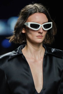 MİLAN, İtalya - 24 Şubat 2022 'de Milano Moda Haftası / Kış 2023' te İtalya 'nın Milano kentinde düzenlenen Annakiki defilesinde bir model podyumda yürüyor..