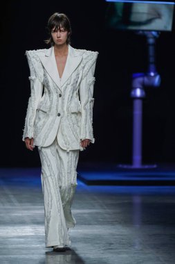 MİLAN, İtalya - 24 Şubat 2022 'de Milano Moda Haftası / Kış 2023' te İtalya 'nın Milano kentinde düzenlenen Annakiki defilesinde bir model podyumda yürüyor..