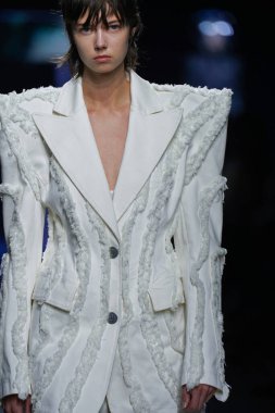 MİLAN, İtalya - 24 Şubat 2022 'de Milano Moda Haftası / Kış 2023' te İtalya 'nın Milano kentinde düzenlenen Annakiki defilesinde bir model podyumda yürüyor..