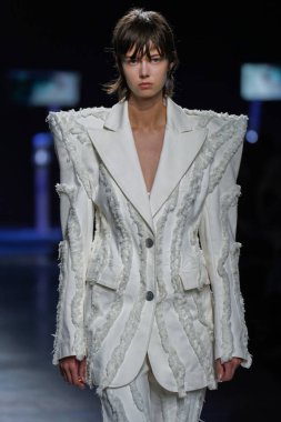 MİLAN, İtalya - 24 Şubat 2022 'de Milano Moda Haftası / Kış 2023' te İtalya 'nın Milano kentinde düzenlenen Annakiki defilesinde bir model podyumda yürüyor..