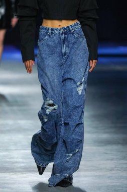 MİLAN, İtalya - 24 Şubat 2022 'de Milano Moda Haftası / Kış 2023' te İtalya 'nın Milano kentinde düzenlenen Annakiki defilesinde bir model podyumda yürüyor..