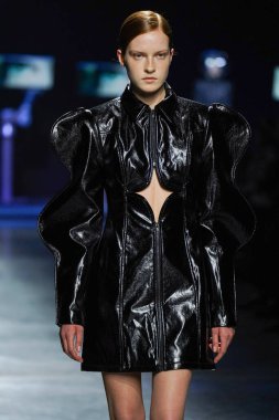 MİLAN, İtalya - 24 Şubat 2022 'de Milano Moda Haftası / Kış 2023' te İtalya 'nın Milano kentinde düzenlenen Annakiki defilesinde bir model podyumda yürüyor..