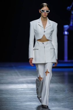 MİLAN, İtalya - 24 Şubat 2022 'de Milano Moda Haftası / Kış 2023' te İtalya 'nın Milano kentinde düzenlenen Annakiki defilesinde bir model podyumda yürüyor..