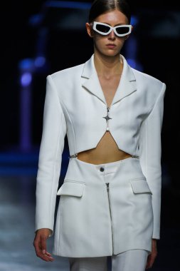 MİLAN, İtalya - 24 Şubat 2022 'de Milano Moda Haftası / Kış 2023' te İtalya 'nın Milano kentinde düzenlenen Annakiki defilesinde bir model podyumda yürüyor..