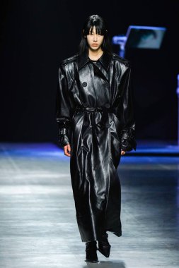 MİLAN, İtalya - 24 Şubat 2022 'de Milano Moda Haftası / Kış 2023' te İtalya 'nın Milano kentinde düzenlenen Annakiki defilesinde bir model podyumda yürüyor..