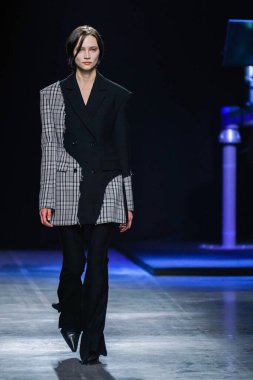 MİLAN, İtalya - 24 Şubat 2022 'de Milano Moda Haftası / Kış 2023' te İtalya 'nın Milano kentinde düzenlenen Annakiki defilesinde bir model podyumda yürüyor..