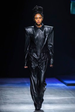 MİLAN, İtalya - 24 Şubat 2022 'de Milano Moda Haftası / Kış 2023' te İtalya 'nın Milano kentinde düzenlenen Annakiki defilesinde bir model podyumda yürüyor..