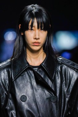 MİLAN, İtalya - 24 Şubat 2022 'de Milano Moda Haftası / Kış 2023' te İtalya 'nın Milano kentinde düzenlenen Annakiki defilesinde bir model podyumda yürüyor..