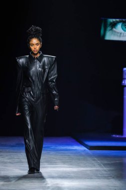 MİLAN, İtalya - 24 Şubat 2022 'de Milano Moda Haftası / Kış 2023' te İtalya 'nın Milano kentinde düzenlenen Annakiki defilesinde bir model podyumda yürüyor..