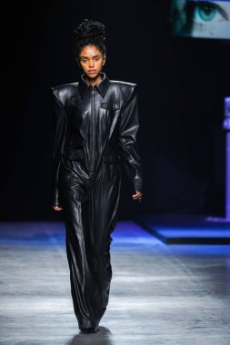 MİLAN, İtalya - 24 Şubat 2022 'de Milano Moda Haftası / Kış 2023' te İtalya 'nın Milano kentinde düzenlenen Annakiki defilesinde bir model podyumda yürüyor..