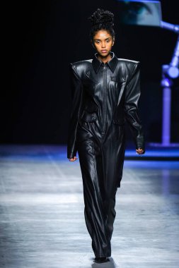 MİLAN, İtalya - 24 Şubat 2022 'de Milano Moda Haftası / Kış 2023' te İtalya 'nın Milano kentinde düzenlenen Annakiki defilesinde bir model podyumda yürüyor..