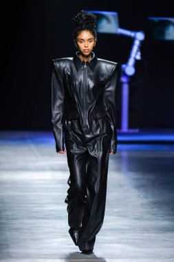 MİLAN, İtalya - 24 Şubat 2022 'de Milano Moda Haftası / Kış 2023' te İtalya 'nın Milano kentinde düzenlenen Annakiki defilesinde bir model podyumda yürüyor..