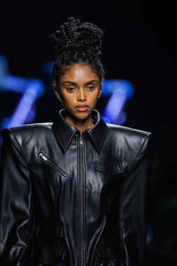 MİLAN, İtalya - 24 Şubat 2022 'de Milano Moda Haftası / Kış 2023' te İtalya 'nın Milano kentinde düzenlenen Annakiki defilesinde bir model podyumda yürüyor..