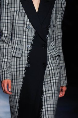 MİLAN, İtalya - 24 Şubat 2022 'de Milano Moda Haftası / Kış 2023' te İtalya 'nın Milano kentinde düzenlenen Annakiki defilesinde bir model podyumda yürüyor..