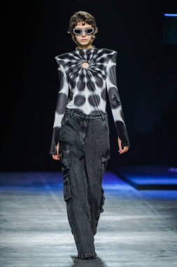 MİLAN, İtalya - 24 Şubat 2022 'de Milano Moda Haftası / Kış 2023' te İtalya 'nın Milano kentinde düzenlenen Annakiki defilesinde bir model podyumda yürüyor..