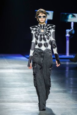 MİLAN, İtalya - 24 Şubat 2022 'de Milano Moda Haftası / Kış 2023' te İtalya 'nın Milano kentinde düzenlenen Annakiki defilesinde bir model podyumda yürüyor..