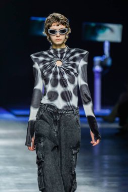 MİLAN, İtalya - 24 Şubat 2022 'de Milano Moda Haftası / Kış 2023' te İtalya 'nın Milano kentinde düzenlenen Annakiki defilesinde bir model podyumda yürüyor..