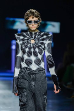 MİLAN, İtalya - 24 Şubat 2022 'de Milano Moda Haftası / Kış 2023' te İtalya 'nın Milano kentinde düzenlenen Annakiki defilesinde bir model podyumda yürüyor..