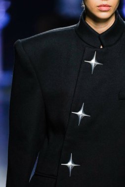 MİLAN, İtalya - 24 Şubat 2022 'de Milano Moda Haftası / Kış 2023' te İtalya 'nın Milano kentinde düzenlenen Annakiki defilesinde bir model podyumda yürüyor..