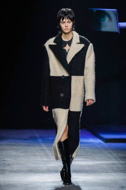 MİLAN, İtalya - 24 Şubat 2022 'de Milano Moda Haftası / Kış 2023' te İtalya 'nın Milano kentinde düzenlenen Annakiki defilesinde bir model podyumda yürüyor..