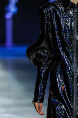 MİLAN, İtalya - 24 Şubat 2022 'de Milano Moda Haftası / Kış 2023' te İtalya 'nın Milano kentinde düzenlenen Annakiki defilesinde bir model podyumda yürüyor..