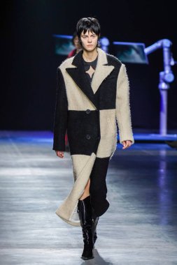 MİLAN, İtalya - 24 Şubat 2022 'de Milano Moda Haftası / Kış 2023' te İtalya 'nın Milano kentinde düzenlenen Annakiki defilesinde bir model podyumda yürüyor..