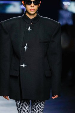 MİLAN, İtalya - 24 Şubat 2022 'de Milano Moda Haftası / Kış 2023' te İtalya 'nın Milano kentinde düzenlenen Annakiki defilesinde bir model podyumda yürüyor..