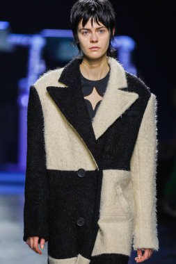 MİLAN, İtalya - 24 Şubat 2022 'de Milano Moda Haftası / Kış 2023' te İtalya 'nın Milano kentinde düzenlenen Annakiki defilesinde bir model podyumda yürüyor..