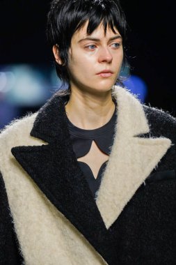 MİLAN, İtalya - 24 Şubat 2022 'de Milano Moda Haftası / Kış 2023' te İtalya 'nın Milano kentinde düzenlenen Annakiki defilesinde bir model podyumda yürüyor..