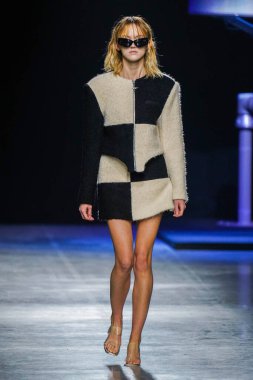 MİLAN, İtalya - 24 Şubat 2022 'de Milano Moda Haftası / Kış 2023' te İtalya 'nın Milano kentinde düzenlenen Annakiki defilesinde bir model podyumda yürüyor..