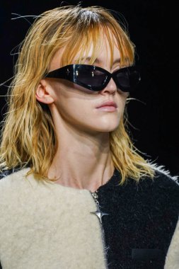 MİLAN, İtalya - 24 Şubat 2022 'de Milano Moda Haftası / Kış 2023' te İtalya 'nın Milano kentinde düzenlenen Annakiki defilesinde bir model podyumda yürüyor..